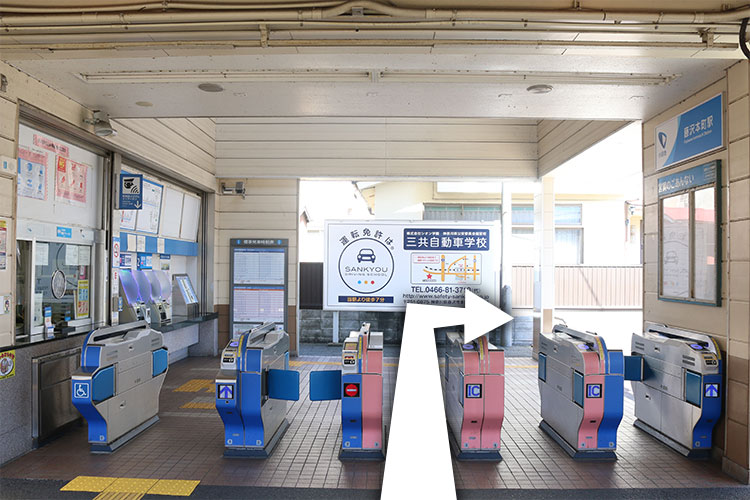 改札を出て右折します。