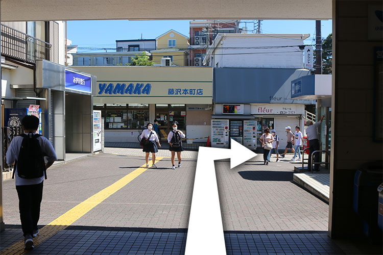 駅前の通りを右折します。
