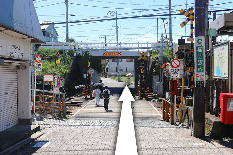 線路を渡って直進します。