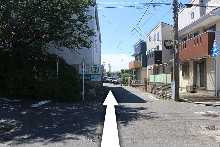 セブンイレブンの看板がありますがそのまま直進します。