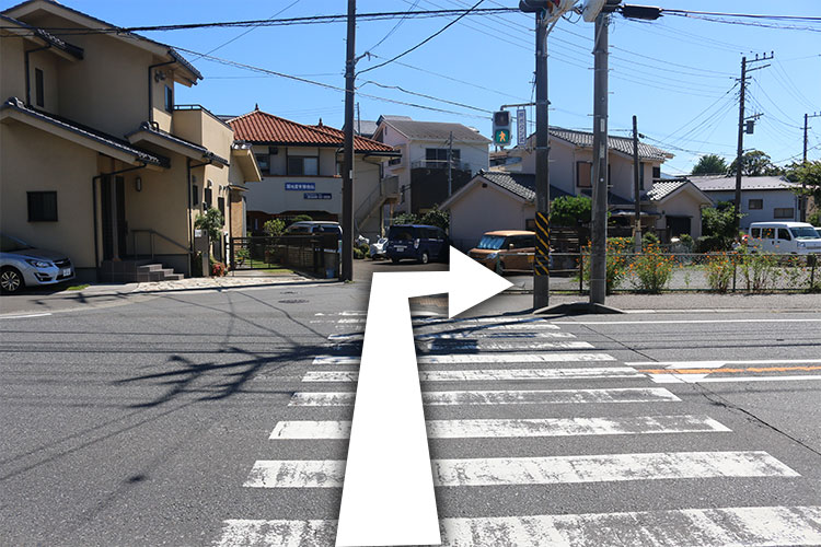 ロイヤルホストの前の横断歩道を渡って右折します。