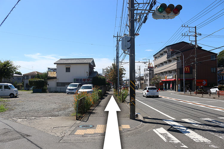 この通りを直進します。