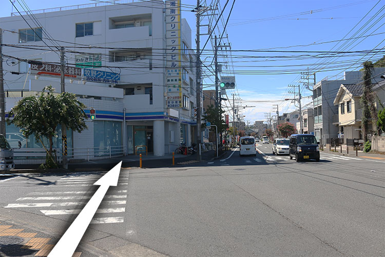 湘南高校入口交差点を直進します。